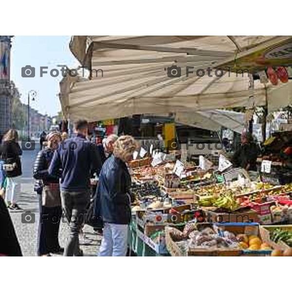 Foto Manzoni Tiziano/LaPresse 17-10-2022 Bergamo Italia - Cronaca - Bergamo Mercato sul Sentierone fronte Teatro