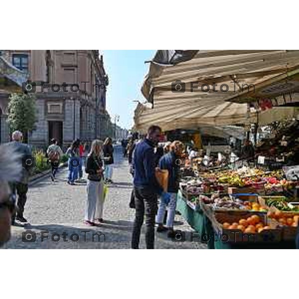 Foto Manzoni Tiziano/LaPresse 17-10-2022 Bergamo Italia - Cronaca - Bergamo Mercato sul Sentierone fronte Teatro