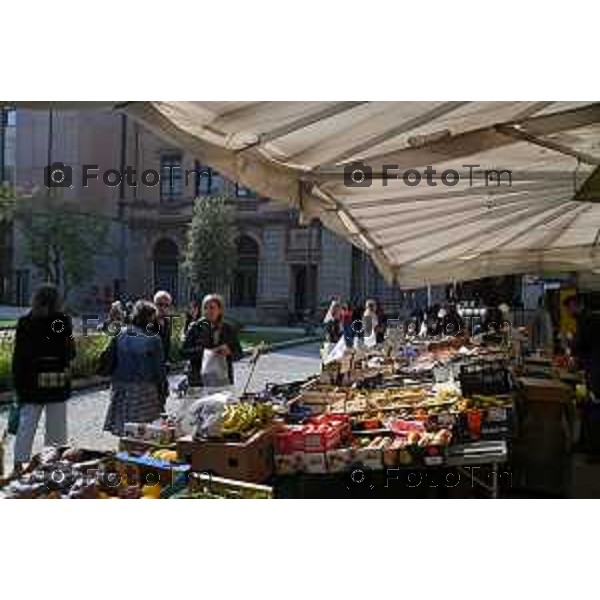 Foto Manzoni Tiziano/LaPresse 17-10-2022 Bergamo Italia - Cronaca - Bergamo Mercato sul Sentierone fronte Teatro