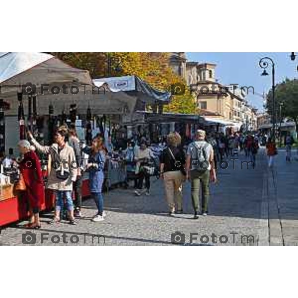 Foto Manzoni Tiziano/LaPresse 17-10-2022 Bergamo Italia - Cronaca - Bergamo Mercato sul Sentierone fronte Teatro