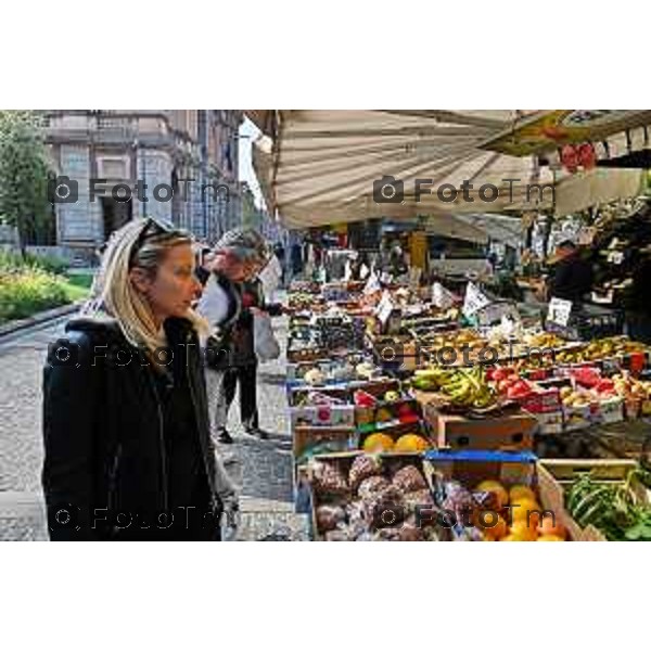 Foto Manzoni Tiziano/LaPresse 17-10-2022 Bergamo Italia - Cronaca - Bergamo Mercato sul Sentierone fronte Teatro