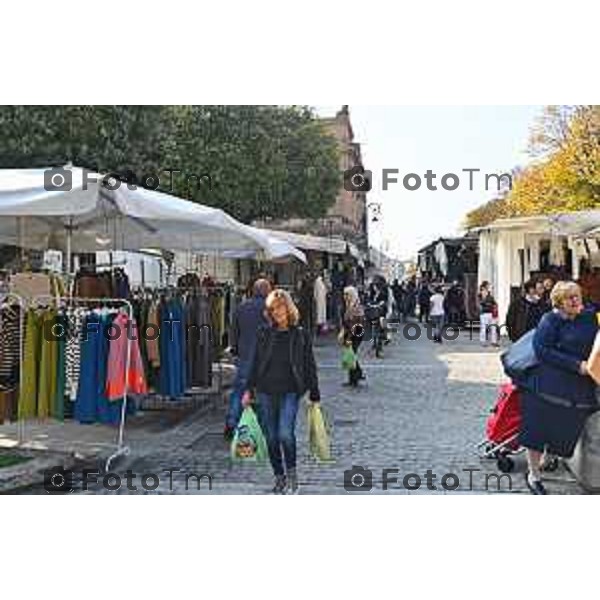 Foto Manzoni Tiziano/LaPresse 17-10-2022 Bergamo Italia - Cronaca - Bergamo Mercato sul Sentierone fronte Teatro