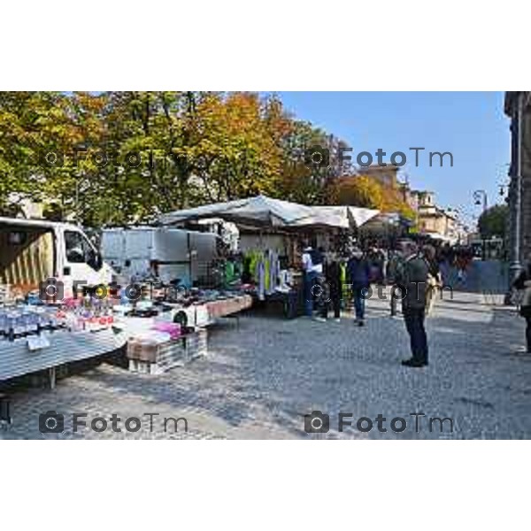 Foto Manzoni Tiziano/LaPresse 17-10-2022 Bergamo Italia - Cronaca - Bergamo Mercato sul Sentierone fronte Teatro