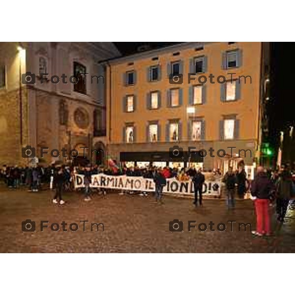 Tiziano Manzoni/LaPresse 20-10- 2022 Bergamo, Italia Cronaca Bergamo Manifestazione per la pace in piazza pontida