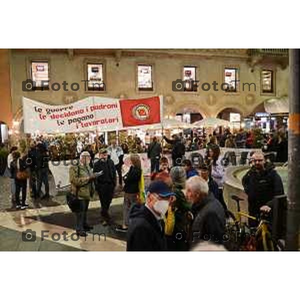 Tiziano Manzoni/LaPresse 20-10- 2022 Bergamo, Italia Cronaca Bergamo Manifestazione per la pace in piazza pontida