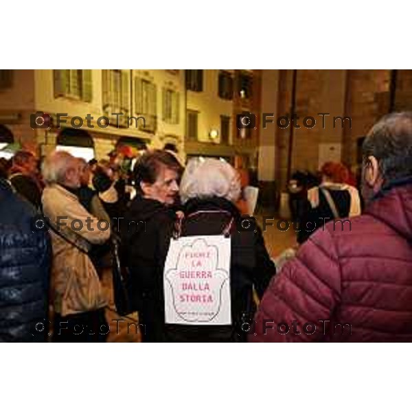 Tiziano Manzoni/LaPresse 20-10- 2022 Bergamo, Italia Cronaca Bergamo Manifestazione per la pace in piazza pontida