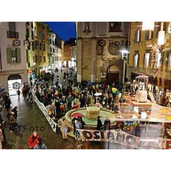 Tiziano Manzoni/LaPresse 20-10- 2022 Bergamo, Italia Cronaca Bergamo Manifestazione per la pace in piazza pontida