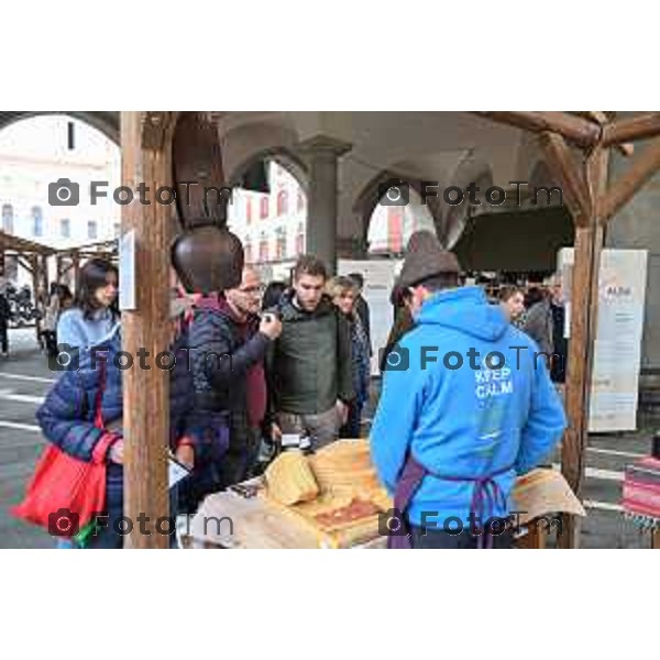 Foto Manzoni Tiziano/LaPresse 22-10-2022 Bergamo Italia - Cronaca Piazza Vecchia l’assessore di Regione Lombardia Lara Magoni, il sindaco di Bergamo Giorgio Gori, Francesco Maroni e Alberto Gottardi – rispettivamente presidente e vicepresidente di Progetto Forme – e un rappresentate di Ascom Bergamo hanno ufficialmente dato il via a questa edizione che prende il nome di «Forme Infinite»