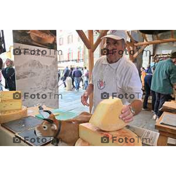 Foto Manzoni Tiziano/LaPresse 22-10-2022 Bergamo Italia - Cronaca Piazza Vecchia l’assessore di Regione Lombardia Lara Magoni, il sindaco di Bergamo Giorgio Gori, Francesco Maroni e Alberto Gottardi – rispettivamente presidente e vicepresidente di Progetto Forme – e un rappresentate di Ascom Bergamo hanno ufficialmente dato il via a questa edizione che prende il nome di «Forme Infinite»