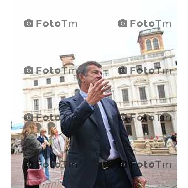 Foto Manzoni Tiziano/LaPresse 22-10-2022 Bergamo Italia - Cronaca Piazza Vecchia l’assessore di Regione Lombardia Lara Magoni, il sindaco di Bergamo Giorgio Gori, Francesco Maroni e Alberto Gottardi – rispettivamente presidente e vicepresidente di Progetto Forme – e un rappresentate di Ascom Bergamo hanno ufficialmente dato il via a questa edizione che prende il nome di «Forme Infinite»