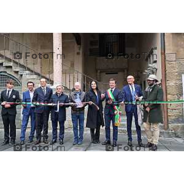 Foto Manzoni Tiziano/LaPresse 22-10-2022 Bergamo Italia - Cronaca Piazza Vecchia l’assessore di Regione Lombardia Lara Magoni, il sindaco di Bergamo Giorgio Gori, Francesco Maroni e Alberto Gottardi – rispettivamente presidente e vicepresidente di Progetto Forme – e un rappresentate di Ascom Bergamo hanno ufficialmente dato il via a questa edizione che prende il nome di «Forme Infinite»