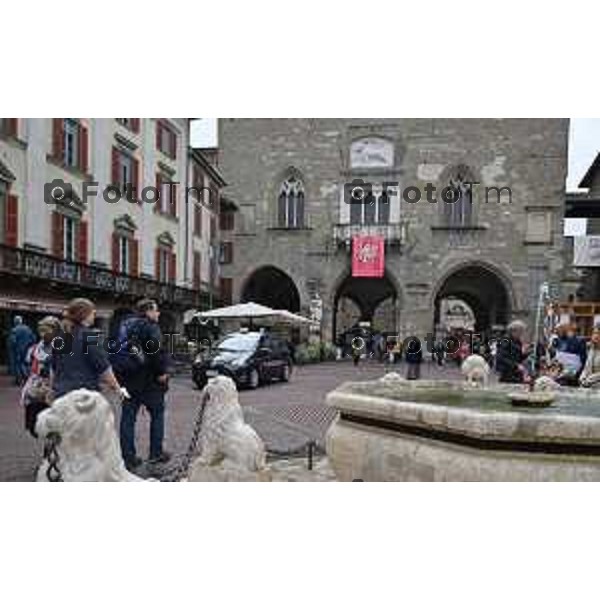 Foto Manzoni Tiziano/LaPresse 22-10-2022 Bergamo Italia - Cronaca Piazza vecchia carabinieri controlli