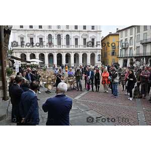 Foto Manzoni Tiziano/LaPresse 22-10-2022 Bergamo Italia - Cronaca Piazza Vecchia l’assessore di Regione Lombardia Lara Magoni, il sindaco di Bergamo Giorgio Gori, Francesco Maroni e Alberto Gottardi – rispettivamente presidente e vicepresidente di Progetto Forme – e un rappresentate di Ascom Bergamo hanno ufficialmente dato il via a questa edizione che prende il nome di «Forme Infinite»