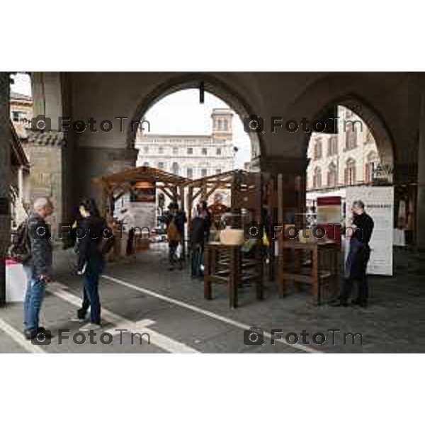 Foto Manzoni Tiziano/LaPresse 22-10-2022 Bergamo Italia - Cronaca Piazza Vecchia l’assessore di Regione Lombardia Lara Magoni, il sindaco di Bergamo Giorgio Gori, Francesco Maroni e Alberto Gottardi – rispettivamente presidente e vicepresidente di Progetto Forme – e un rappresentate di Ascom Bergamo hanno ufficialmente dato il via a questa edizione che prende il nome di «Forme Infinite»