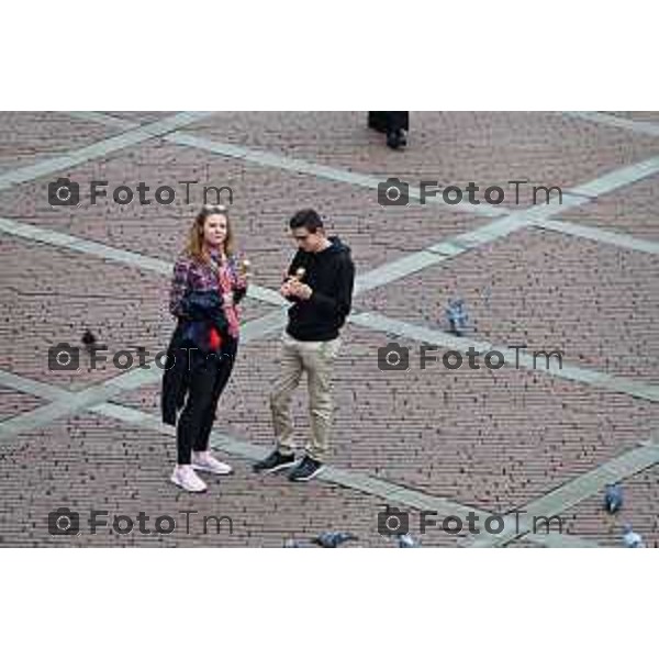 Foto Manzoni Tiziano/LaPresse 22-10-2022 Bergamo Italia - Cronaca piazza Vecchia coppie turisti