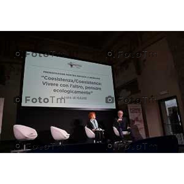 Foto Manzoni Tiziano/LaPresse 22-10-2022 Bergamo Italia - Cronaca -Gabriele Rinaldi, direttore Orto Botanico di Bergamo "Lorenzo Rota"; Gabi Scardi, co-curatrice mostra e Presidente NAHR;