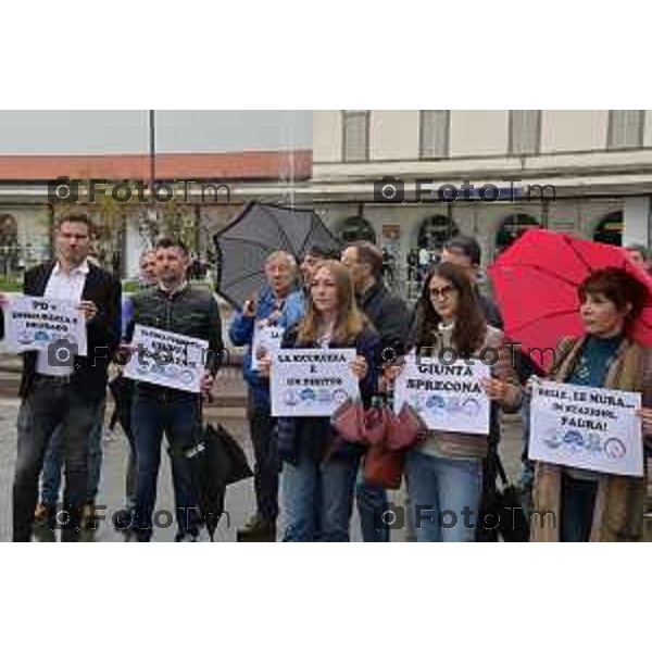 Foto Manzoni Tiziano/LaPresse 22-10-2022 Bergamo Italia - Cronaca -Bergamo Flash Mob centro destra Piazzale Marconi