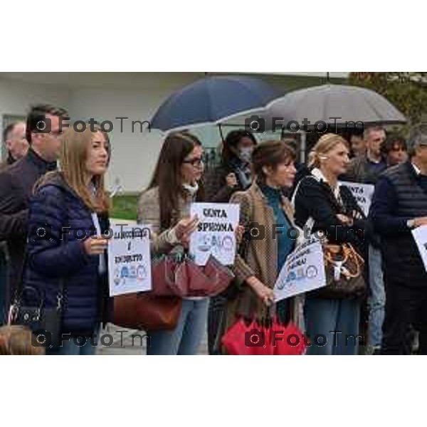 Foto Manzoni Tiziano/LaPresse 22-10-2022 Bergamo Italia - Cronaca -Bergamo Flash Mob centro destra Piazzale Marconi