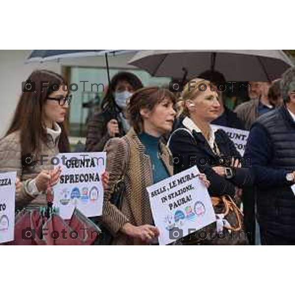 Foto Manzoni Tiziano/LaPresse 22-10-2022 Bergamo Italia - Cronaca -Bergamo Flash Mob centro destra Piazzale Marconi