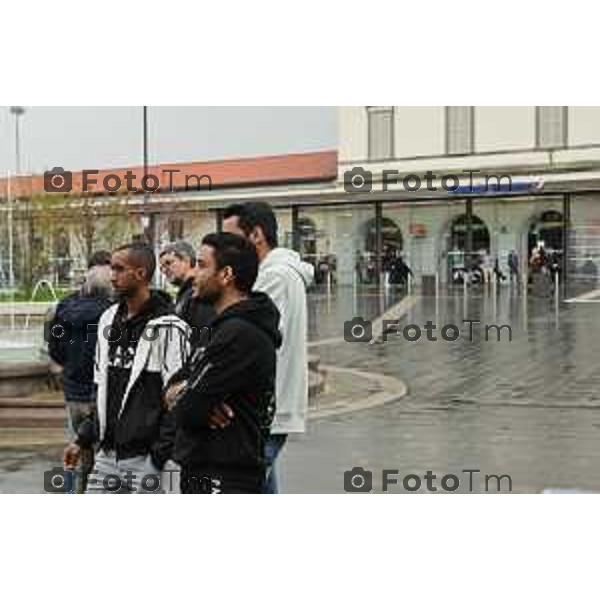 Foto Manzoni Tiziano/LaPresse 22-10-2022 Bergamo Italia - Cronaca Piazzale Marconi stazione ferroviaria deposito biciclette stranieri fontana scaletta