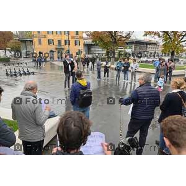 Foto Manzoni Tiziano/LaPresse 22-10-2022 Bergamo Italia - Cronaca -Bergamo Flash Mob centro destra Piazzale Marconi