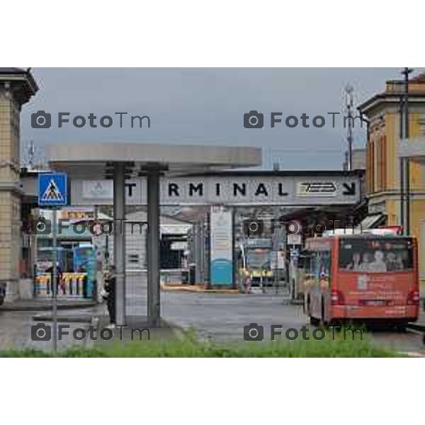 Foto Manzoni Tiziano/LaPresse 22-10-2022 Bergamo Italia - Cronaca Piazzale Marconi stazione ferroviaria deposito biciclette stranieri fontana scaletta