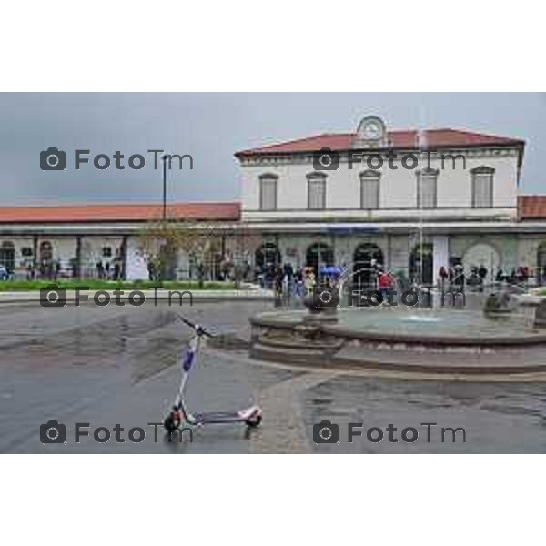 Foto Manzoni Tiziano/LaPresse 22-10-2022 Bergamo Italia - Cronaca Piazzale Marconi stazione ferroviaria deposito biciclette stranieri fontana scaletta