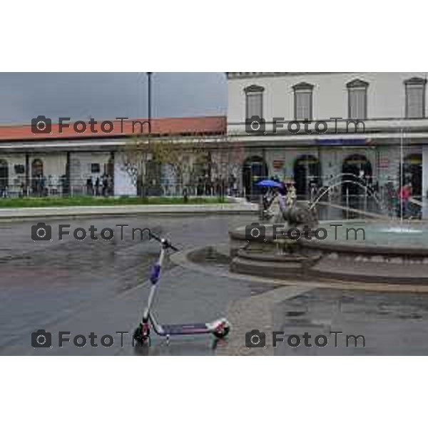 Foto Manzoni Tiziano/LaPresse 22-10-2022 Bergamo Italia - Cronaca Piazzale Marconi stazione ferroviaria deposito biciclette stranieri fontana scaletta