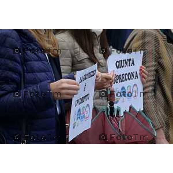 Foto Manzoni Tiziano/LaPresse 22-10-2022 Bergamo Italia - Cronaca -Bergamo Flash Mob centro destra Piazzale Marconi