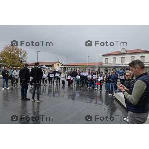 Foto Manzoni Tiziano/LaPresse 22-10-2022 Bergamo Italia - Cronaca -Bergamo Flash Mob centro destra Piazzale Marconi