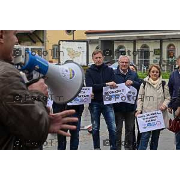 Foto Manzoni Tiziano/LaPresse 22-10-2022 Bergamo Italia - Cronaca -Bergamo Flash Mob centro destra Piazzale Marconi