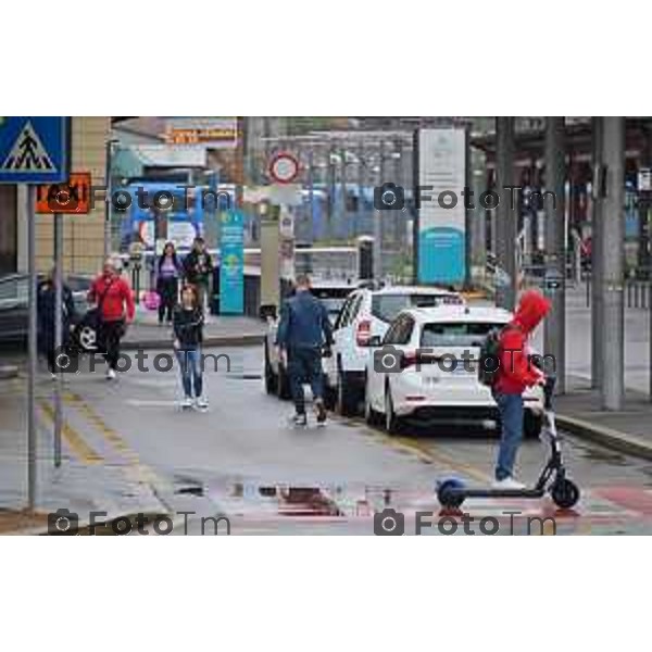 Foto Manzoni Tiziano/LaPresse 22-10-2022 Bergamo Italia - Cronaca -Bergamo taxi Piazzale Marconi