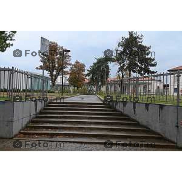 Foto Manzoni Tiziano/LaPresse 22-10-2022 Bergamo Italia - Cronaca Piazzale Marconi stazione ferroviaria deposito biciclette stranieri fontana scaletta