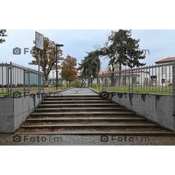 Foto Manzoni Tiziano/LaPresse 22-10-2022 Bergamo Italia - Cronaca Piazzale Marconi stazione ferroviaria deposito biciclette stranieri fontana scaletta