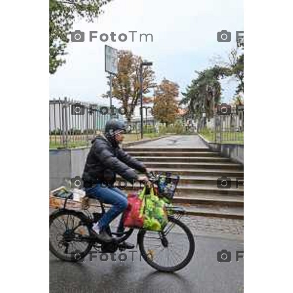 Foto Manzoni Tiziano/LaPresse 22-10-2022 Bergamo Italia - Cronaca Piazzale Marconi stazione ferroviaria deposito biciclette stranieri fontana scaletta