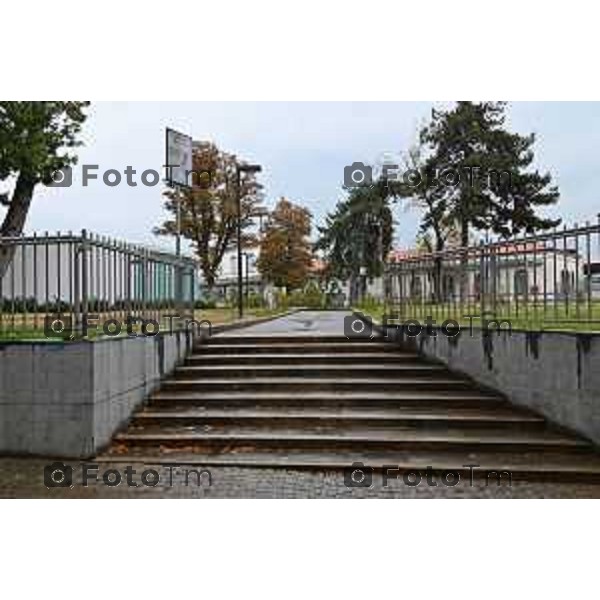 Foto Manzoni Tiziano/LaPresse 22-10-2022 Bergamo Italia - Cronaca Piazzale Marconi stazione ferroviaria deposito biciclette stranieri fontana scaletta