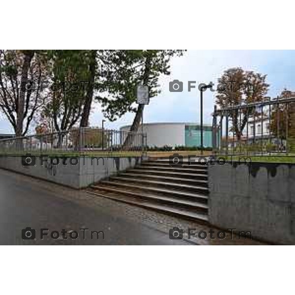 Foto Manzoni Tiziano/LaPresse 22-10-2022 Bergamo Italia - Cronaca Piazzale Marconi stazione ferroviaria deposito biciclette stranieri fontana scaletta