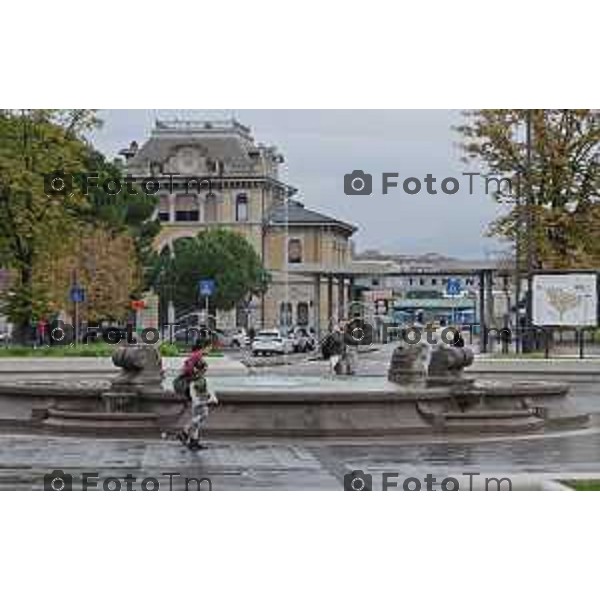 Foto Manzoni Tiziano/LaPresse 22-10-2022 Bergamo Italia - Cronaca Piazzale Marconi stazione ferroviaria deposito biciclette stranieri fontana scaletta