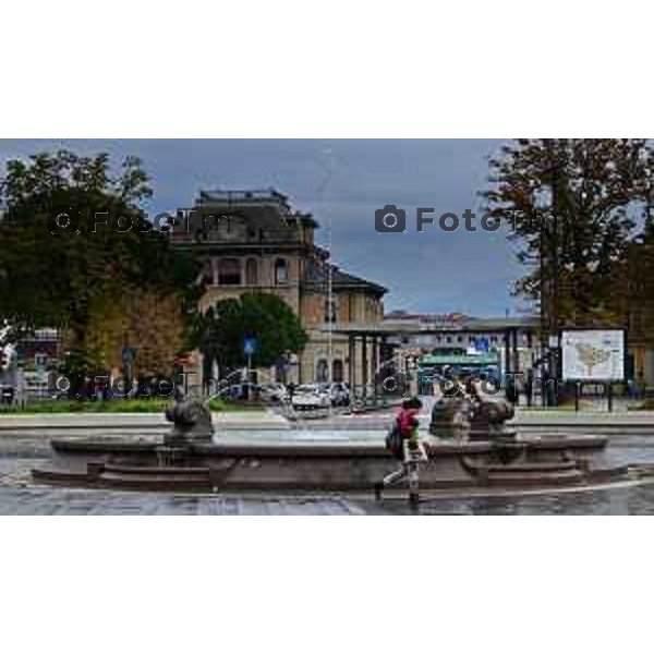 Foto Manzoni Tiziano/LaPresse 22-10-2022 Bergamo Italia - Cronaca Piazzale Marconi stazione ferroviaria deposito biciclette stranieri fontana scaletta