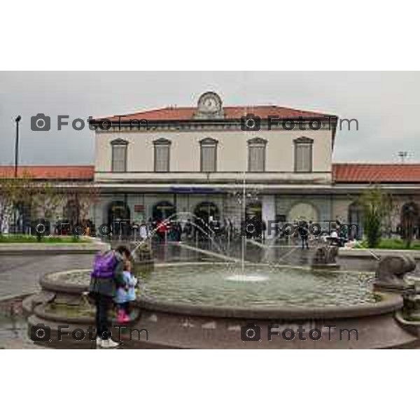 Foto Manzoni Tiziano/LaPresse 22-10-2022 Bergamo Italia - Cronaca Piazzale Marconi stazione ferroviaria deposito biciclette stranieri fontana scaletta