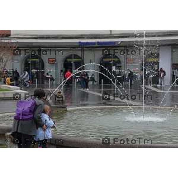 Foto Manzoni Tiziano/LaPresse 22-10-2022 Bergamo Italia - Cronaca Piazzale Marconi stazione ferroviaria deposito biciclette stranieri fontana scaletta