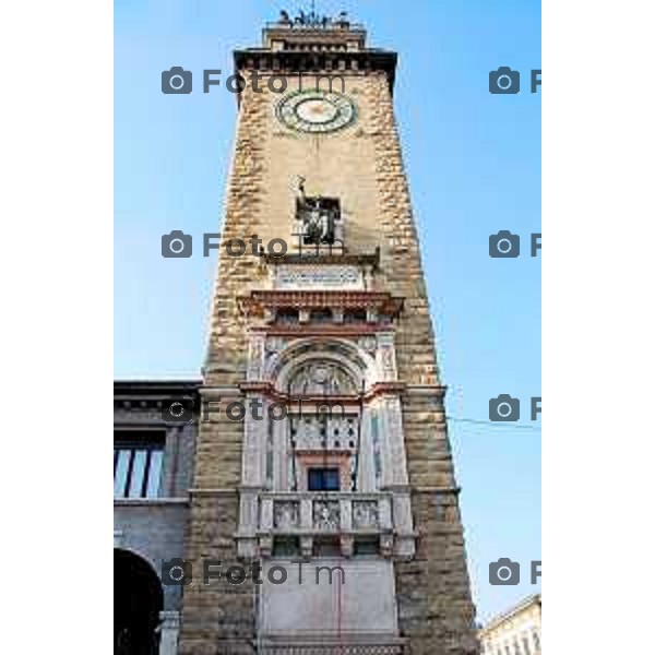 Tiziano Manzoni/LaPresse 1-11- 2022 Bergamo, Italia Cronaca Bergamo torre dei caduti orologio PRIMA del restauro