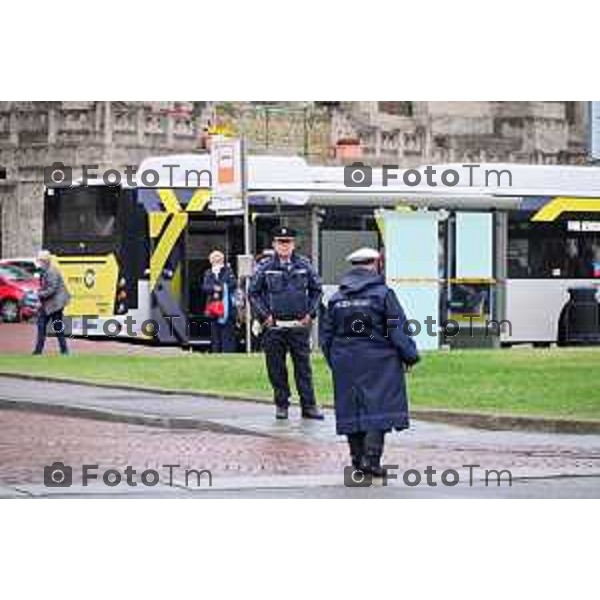 Tiziano Manzoni/LaPresse 1-11- 2022 Bergamo, Italia Cronaca Bergamo incidente polizia locale maltempo pioggia cimitero linea c autobus giorno dei morti