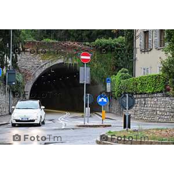 Tiziano Manzoni/LaPresse 1-11- 2022 Bergamo, Italia Cronaca Bergamo Galleria Conca d\'Oro rotonda traffico altezza limitata bus