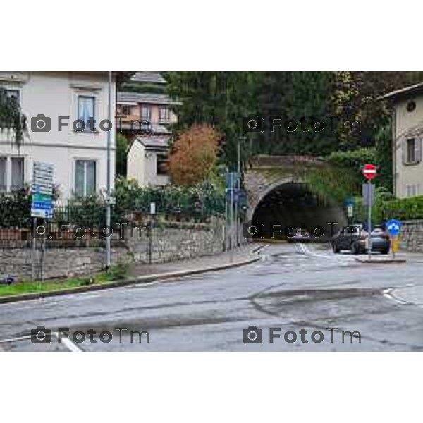 Tiziano Manzoni/LaPresse 1-11- 2022 Bergamo, Italia Cronaca Bergamo Galleria Conca d\'Oro rotonda traffico altezza limitata bus