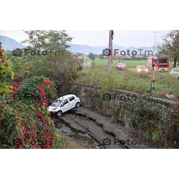 Tiziano Manzoni/LaPresse 1-11- 2022 Bergamo, Italia Cronaca Brembate Incidente stradale auto nel torrente feriti tre giovani