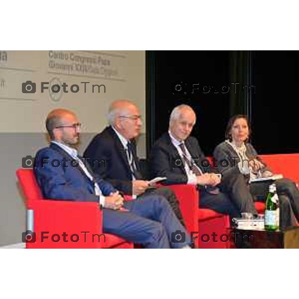 Foto Manzoni Tiziano/LaPresse 19-11-2022 Bergamo Italia - Cronaca - dibattito con; da sx Alessandro Aresu, consigliere scientifico rivista Limes Marco Panara, giornalista La Repubblica Affari & Finanza e Luciano Fontana, direttore Corriere della Sera Alessia Amighini, docente di economia politica Università del Piemonte Orientale