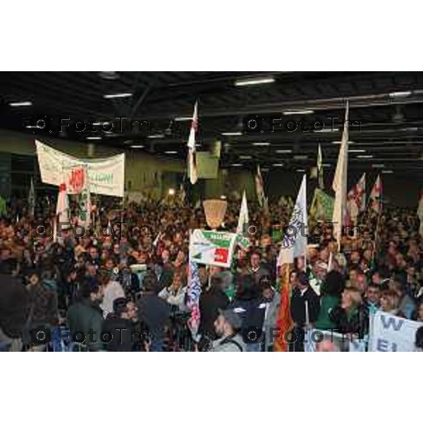 Orgoglio Leghista, raduno alla fiera di Bergamo per il popolo leghista dopo le dimissioni di Bossi Nella foto Popolo leghista Foto Tiziano Manzoni Fotogramma Bergamo