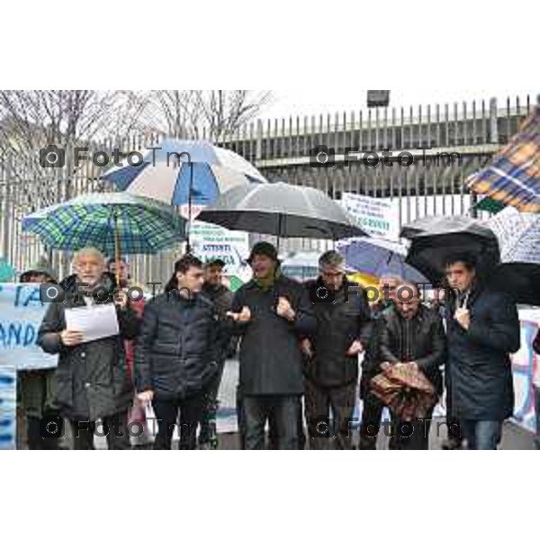 Bergamo, Protesta Lega Nord frante carcere di via gleno nella foto la protesta e l\'intervento di Belotti e Stucchi Fotogramma Bergamo-Tiziano Manzoni