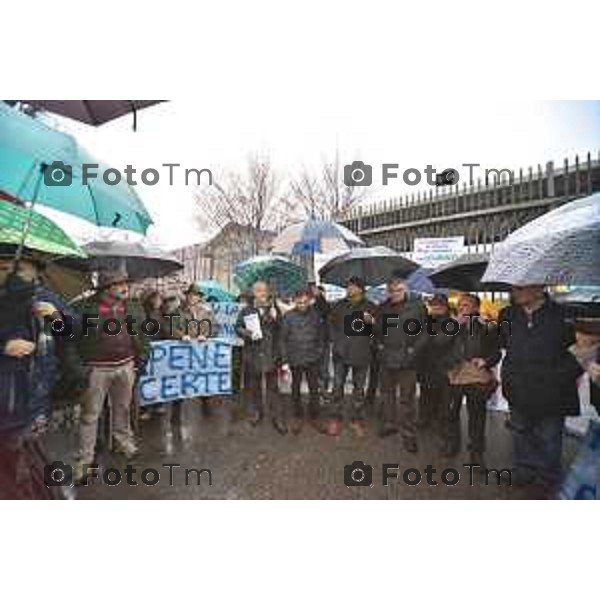 Bergamo, Protesta Lega Nord frante carcere di via gleno nella foto la protesta e l\'intervento di Belotti e Stucchi Fotogramma Bergamo-Tiziano Manzoni